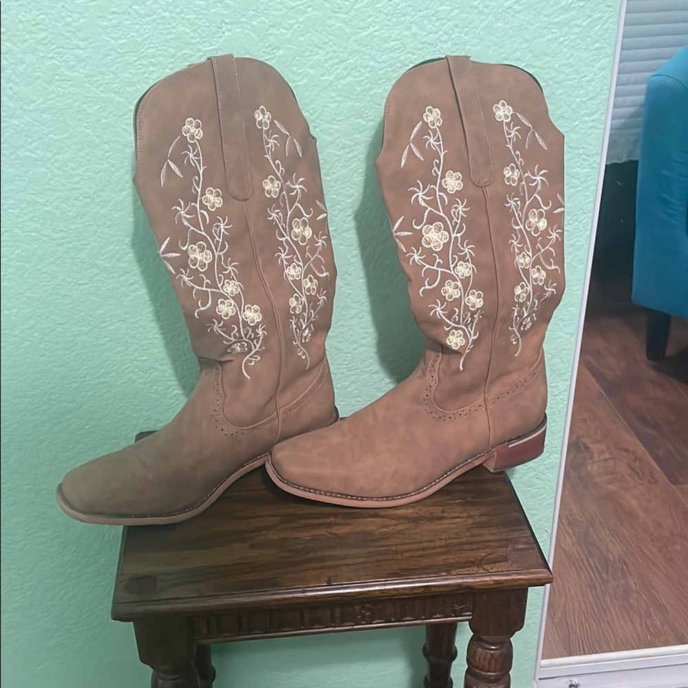 Tan Winter Rain Boots with Decorative Stitching